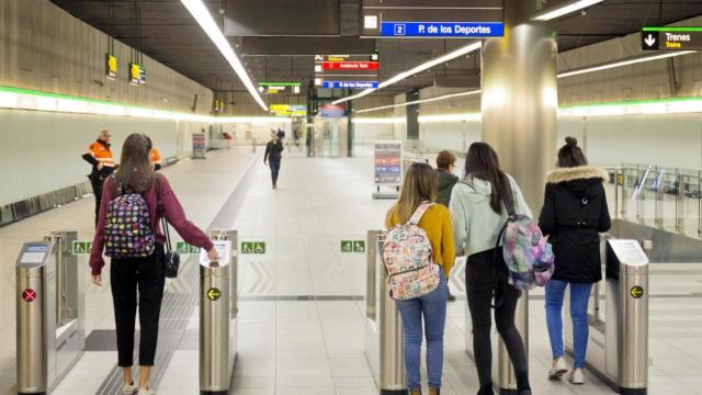 Viajeros del Metro de Málaga.