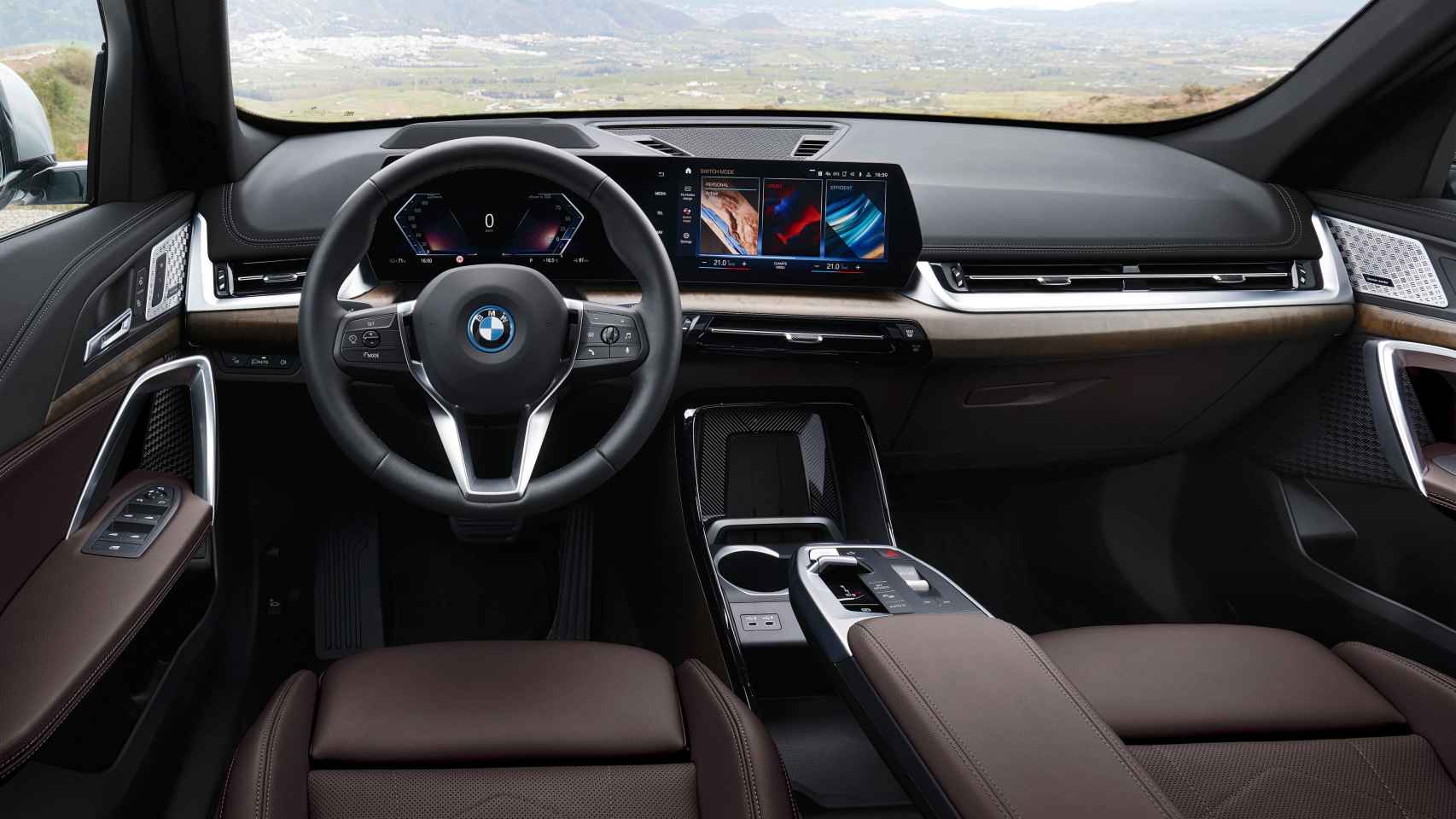 El BMW X1 tiene en el interior el BMW Curved Display compuesto por dos pantallas.