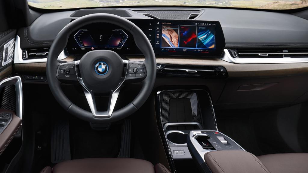 El BMW X1 tiene en el interior el BMW Curved Display compuesto por dos pantallas.