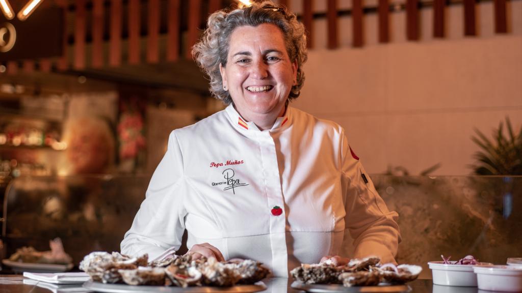 La chef Pepa Muñoz en la presentación de su plato a base de ostras.