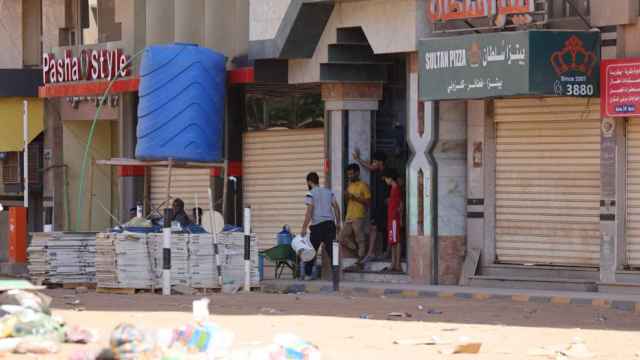Un edifio en la capital de Sudán, durante los combates