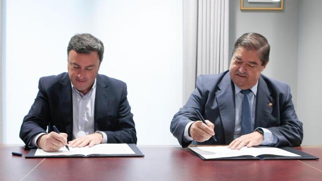 Valentín Formoso y Julio Abalde firman el convenio