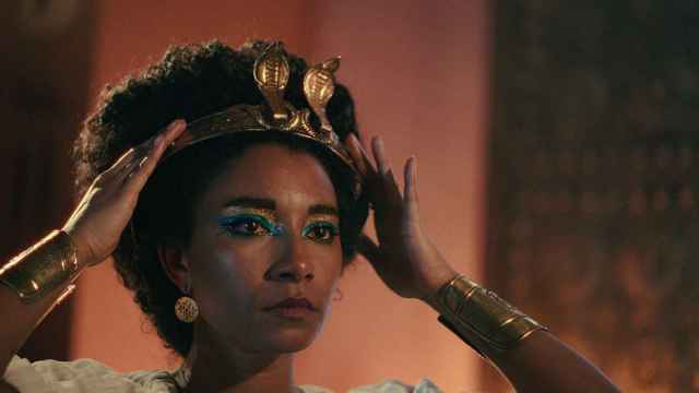 Adele James interpreta a Cleopatra en el documental de Netflix.