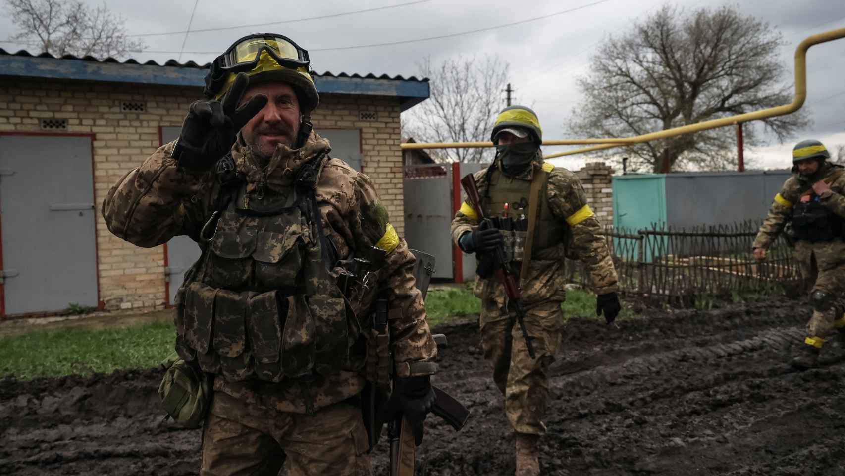 Soldados ucranianos caminan por una carretera de la región de Donetsk este pasado sábado.