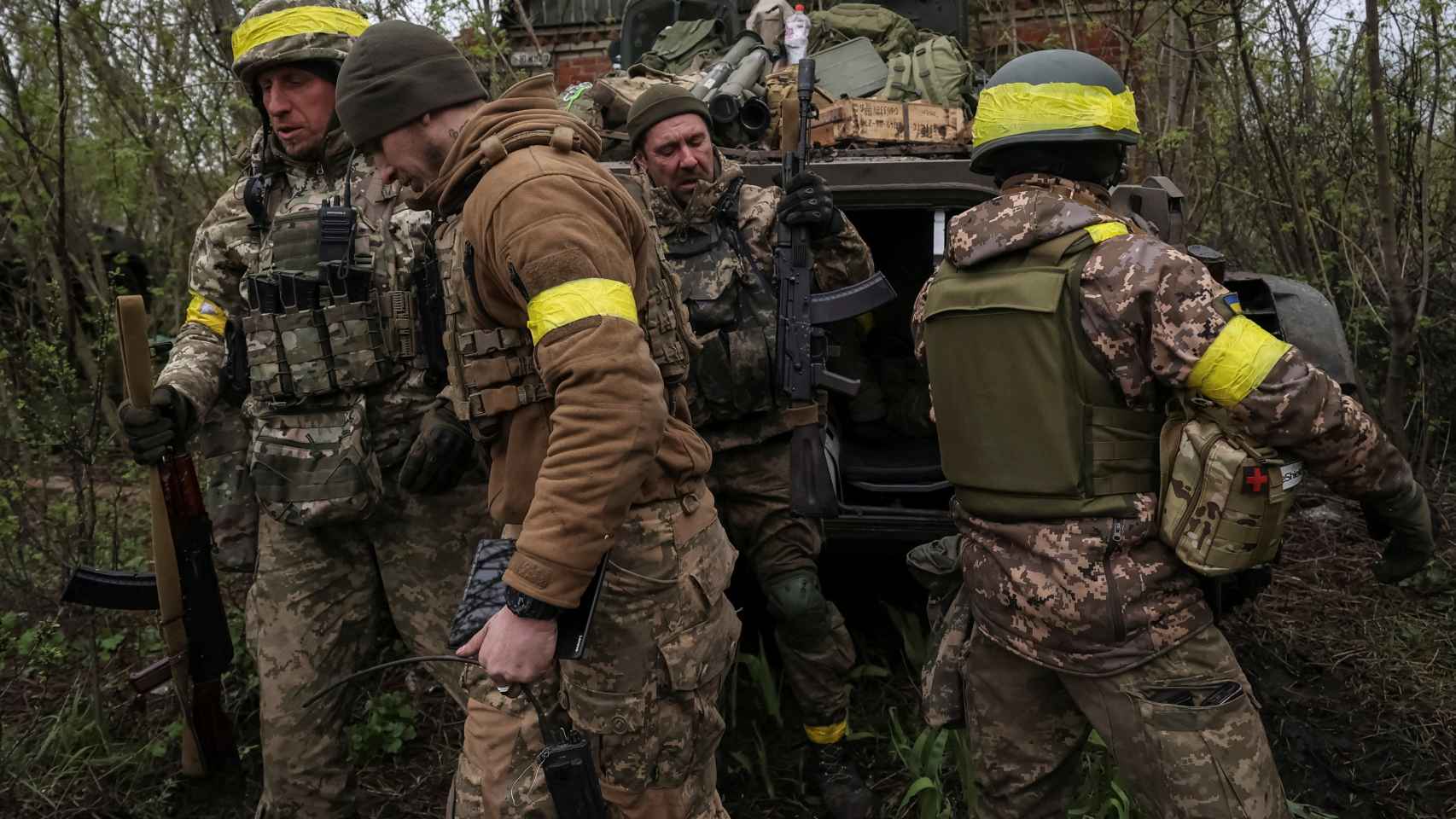 Soldados ucranianos junto a un vehículo de infantería en la región de Donetsk.