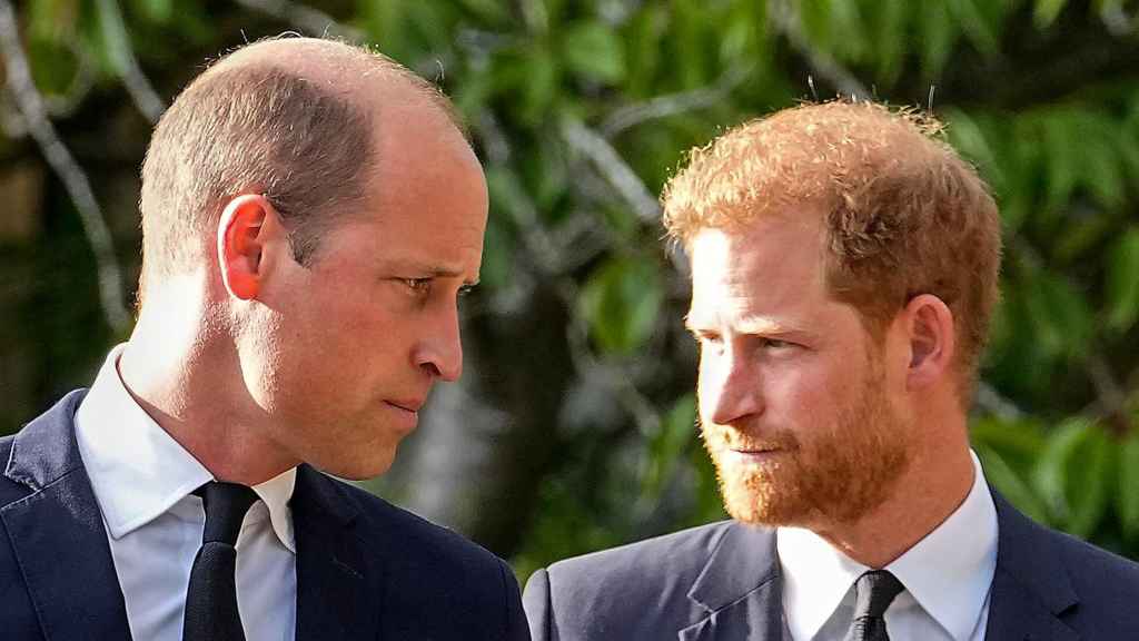 El príncipe Guillermo de Inglaterra y su hermano Harry.
