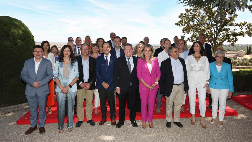 Fotografía de grupo de la candidatura del PSOE en Toledo y García-Page.