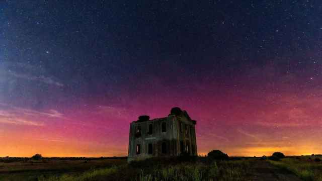 Fotografía de una aurora boreal roja la noche del domingo 23 de abril del 2023 sobre el cielo de Cáceres, Extremadura.