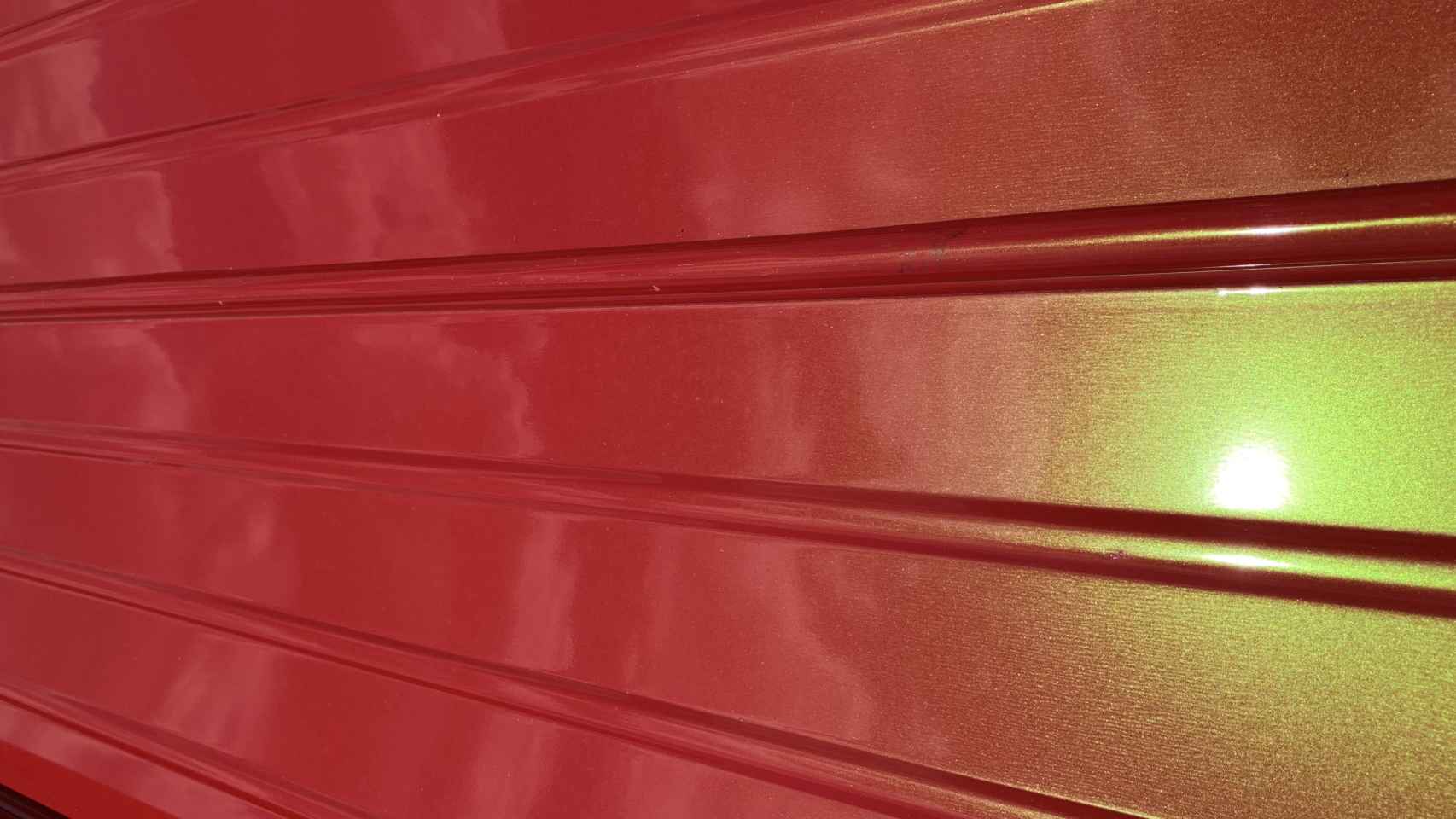 Pintura 'Boston Red', de color rojo con reflejos dorados. Foto: luis vidal + arquitectos