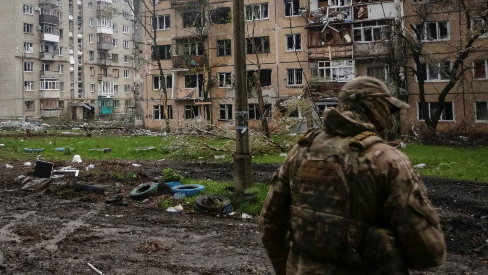 Un soldado ucraniano camina cerca de los edificios residenciales dañados por un ataque militar ruso en la ciudad de Bakhmut.