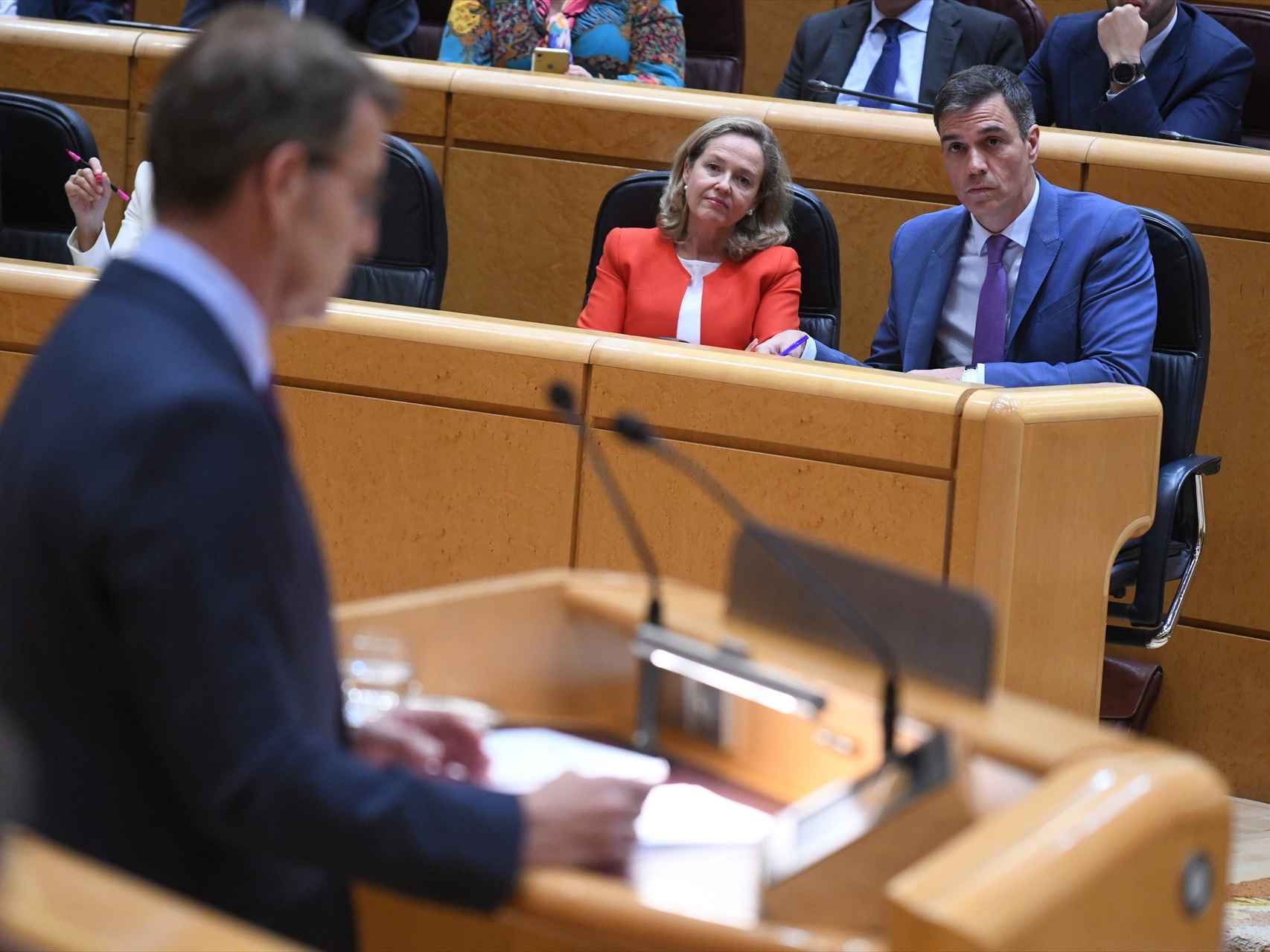 El presidente Sánchez escucha la intervención de Feijóo, este martes en el Senado.