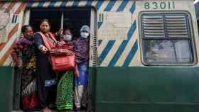 Un grupo de mujeres sube a un tren en India