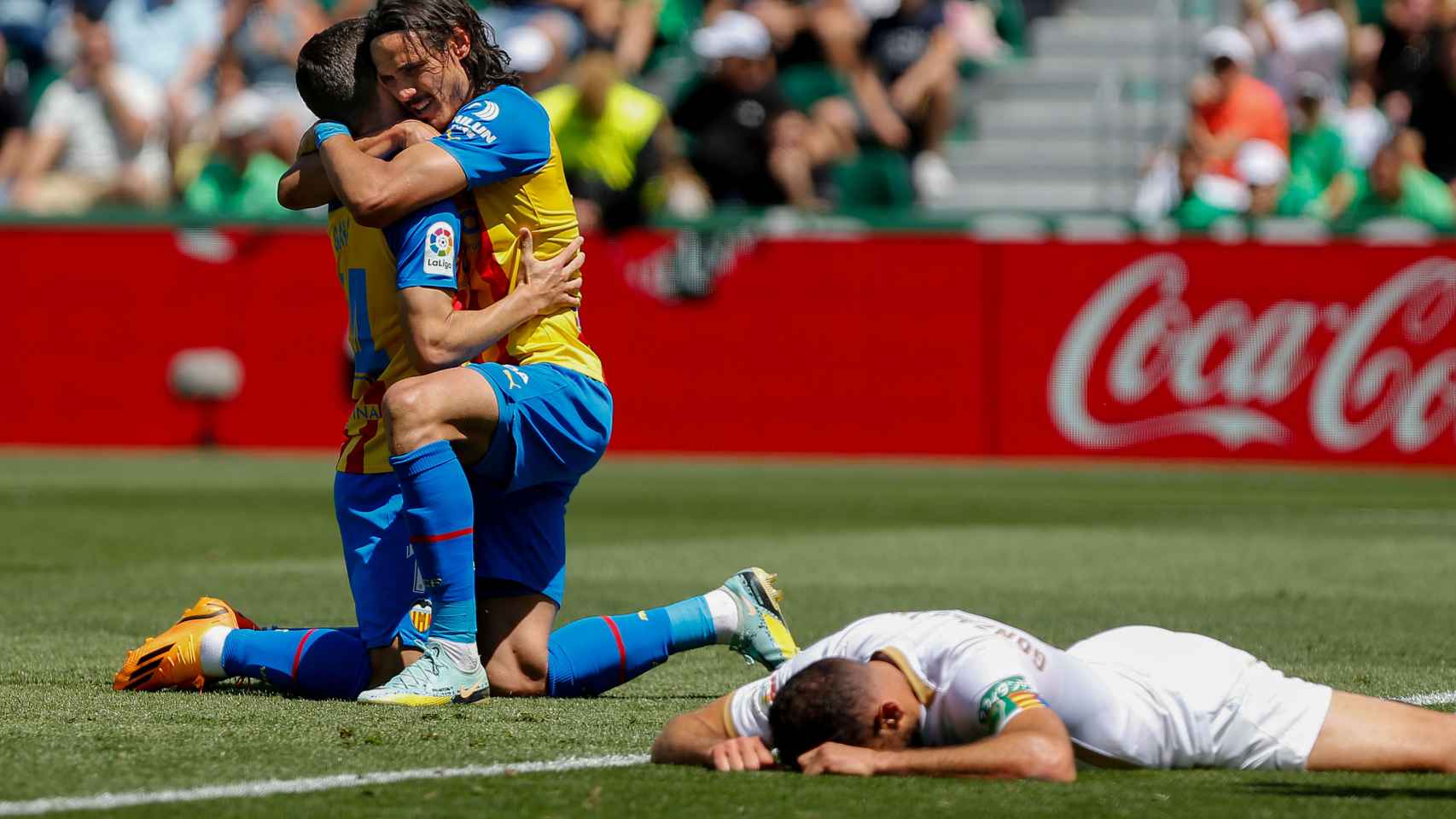 Gayá y Cavani se abrazan tras el gol en propia puerta de Gonzalo Verdú.