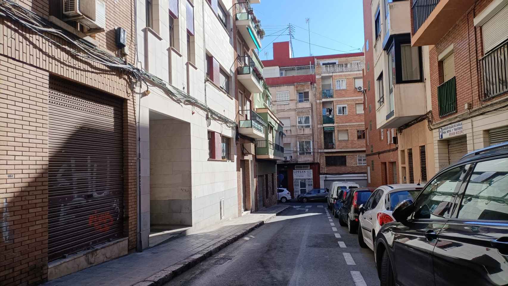 Una de las calles del barrio de Carolinas en Alicante, donde se ha producido el ataque.