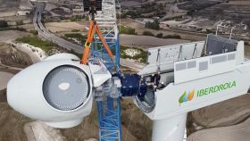 Instalación del primer aerogenerador en uno de los parques eólicos de Iberdrola en Burgos
