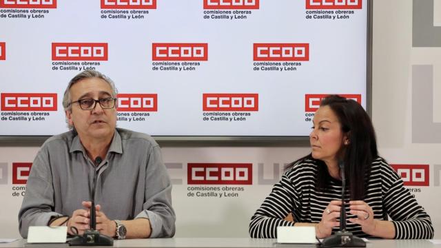 El secretario de Políticas Públicas y Diálogo Social de CCOO, Saturnino Fernández, y la adjunta a la Secretaría, Beatriz Sanz, durante la rueda de prensa de este martes.