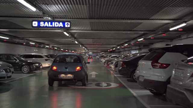 Interior de un parking. Imagen de recurso.