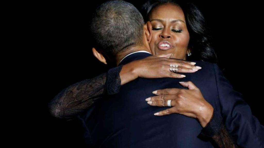 Barack Obama abraza a su mujer durante el discurso de despedida.