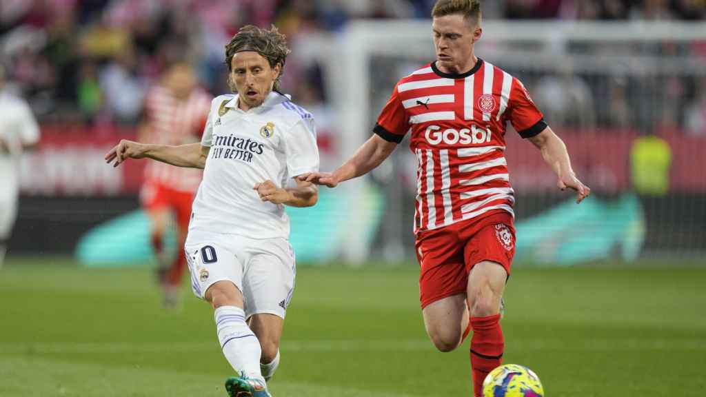 Luka Modric, en acción con Viktor Tsygankov