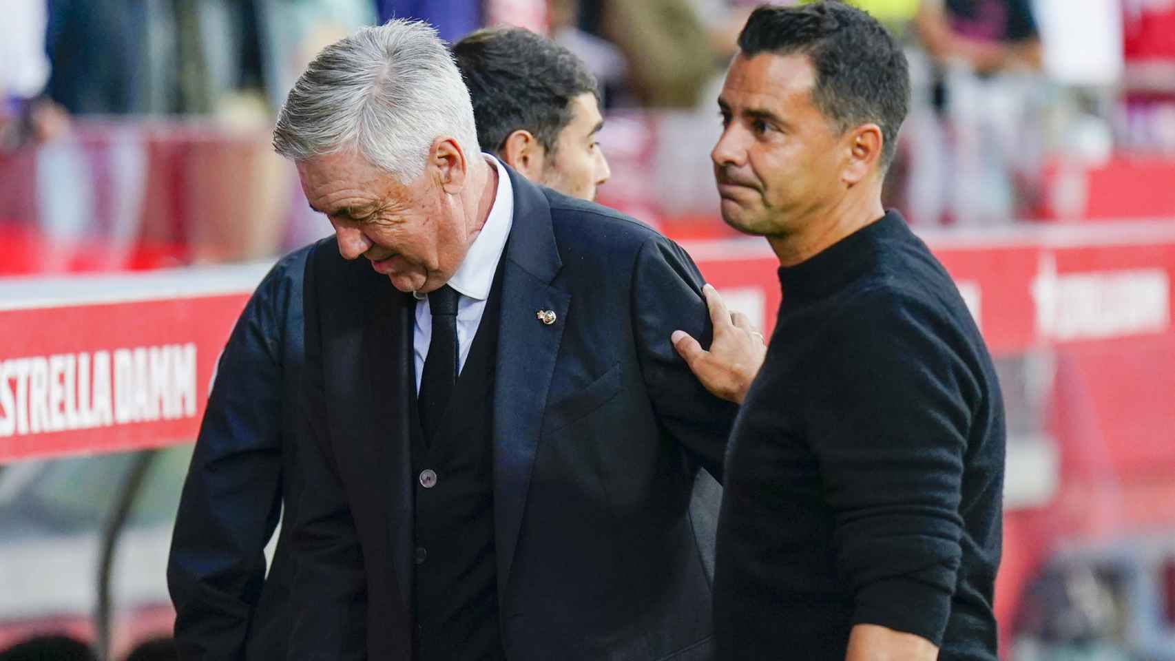 Míchel, entrenador del Girona, saludando a Ancelotti