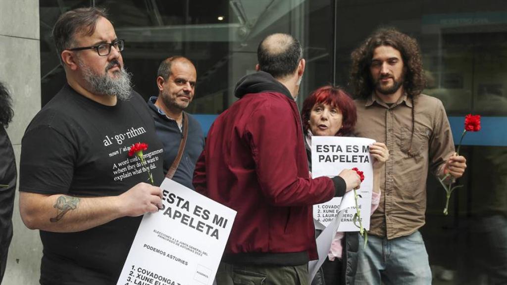 Miembros de Podemos se manifiestan frente a la Junta Electoral en Asturias