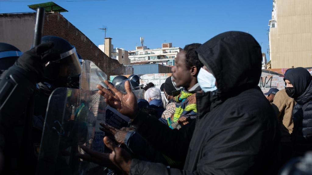 Enfrentamiento entre la Policía y los opositores al desalojo de una nave okupada en Badalona, en enero de 2022.