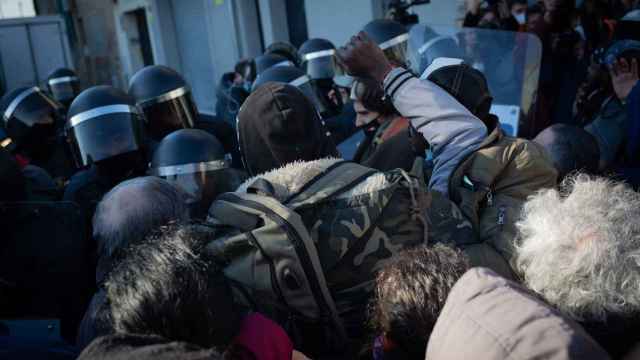 Enfrentamiento entre la Policía y los opositores al desalojo de una nave okupada en Badalona, en enero de 2022./