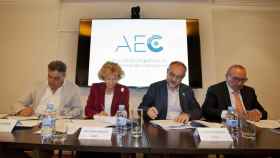 Acto de firma del convenio de la consultoría entre la AEC y CCOO y UGT