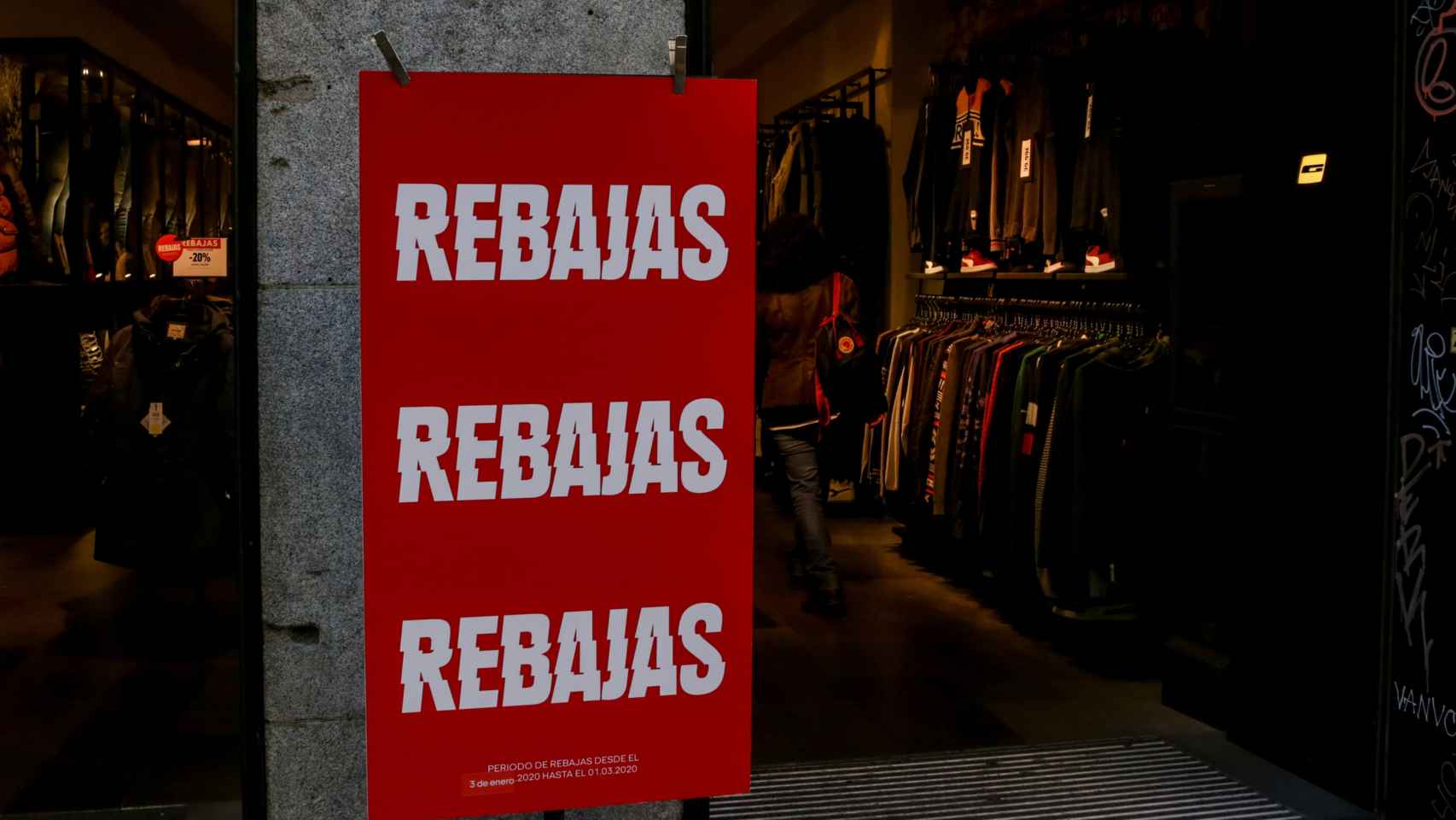 Un cartel en la entrada de una tienda de moda de Madrid, en el que se lee ' Rebajas'