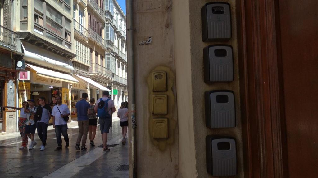 Candados en el soportal de una vivienda turística.