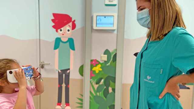 Una niña con las gafas de realidad virtual en este hospital.