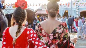 Dos flamencas en la Feria de Sevilla.