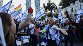 Ciudadanos israelíes protestan contra las reformas judiciales de Benjamin Netanyahu.