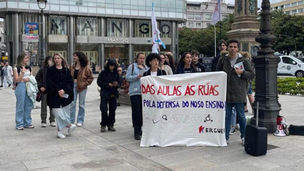 Estudiantes se concentran en el Obelisco de A Coruña