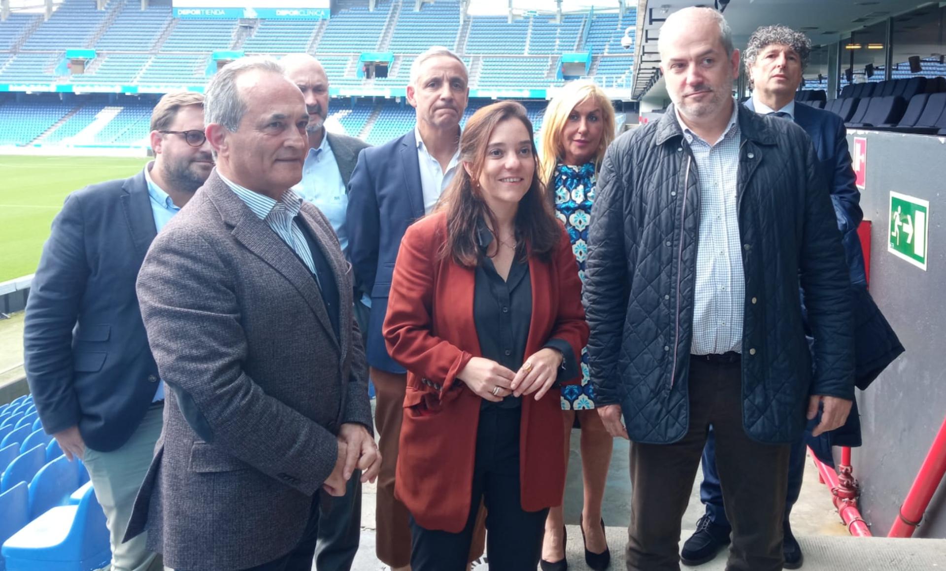 Representantes de las federaciones española, portuguesa y gallega, junto a la alcaldesa de A Coruña en Riazor (Foto: Quincemil)