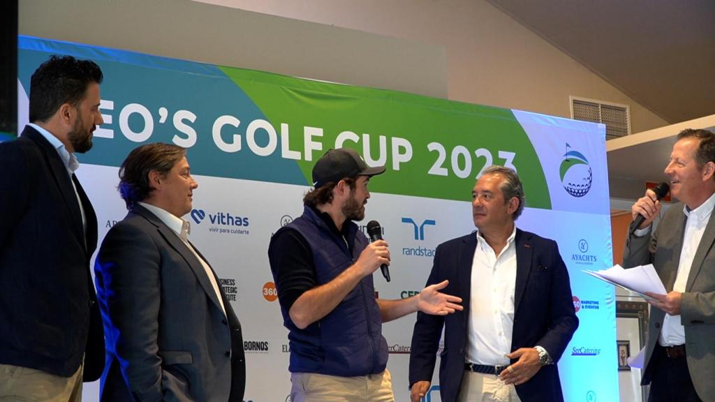 Iñigo Aramendi, junto a los organizadores y Carlos García Hirschfeld, presentador de la entrega de trofeos.