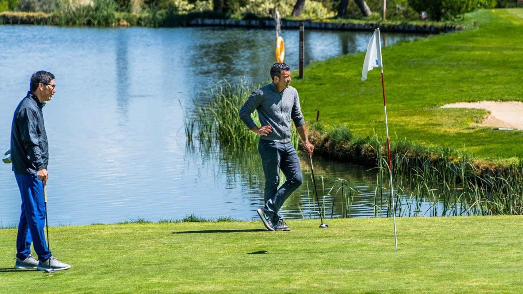 Luis Figo (en el green del hoyo 18) fue uno de los invitados de lujo a la CEO's Golf Cup.
