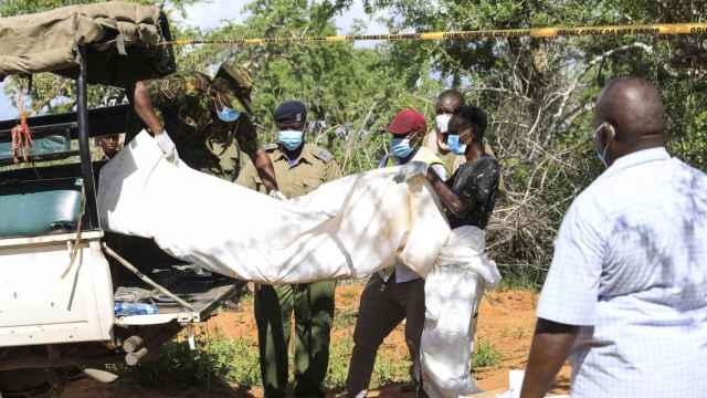 Las autoridades de Kenia transportando a un cadáver víctima de la secta. Abril de 2023.