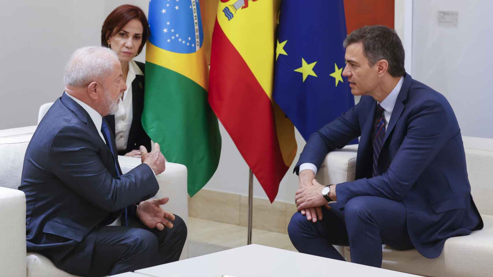 Sánchez y Lula da Silva conversan en el Palacio de la Moncloa.