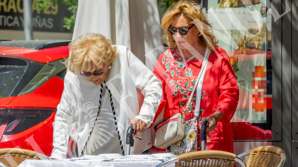 La colaboradora de 'Sálvame' Lydia Lozano junto a su madre, Sol Hernández, llegando a la terraza donde comieron juntas el pasado domingo, 23 de abril.