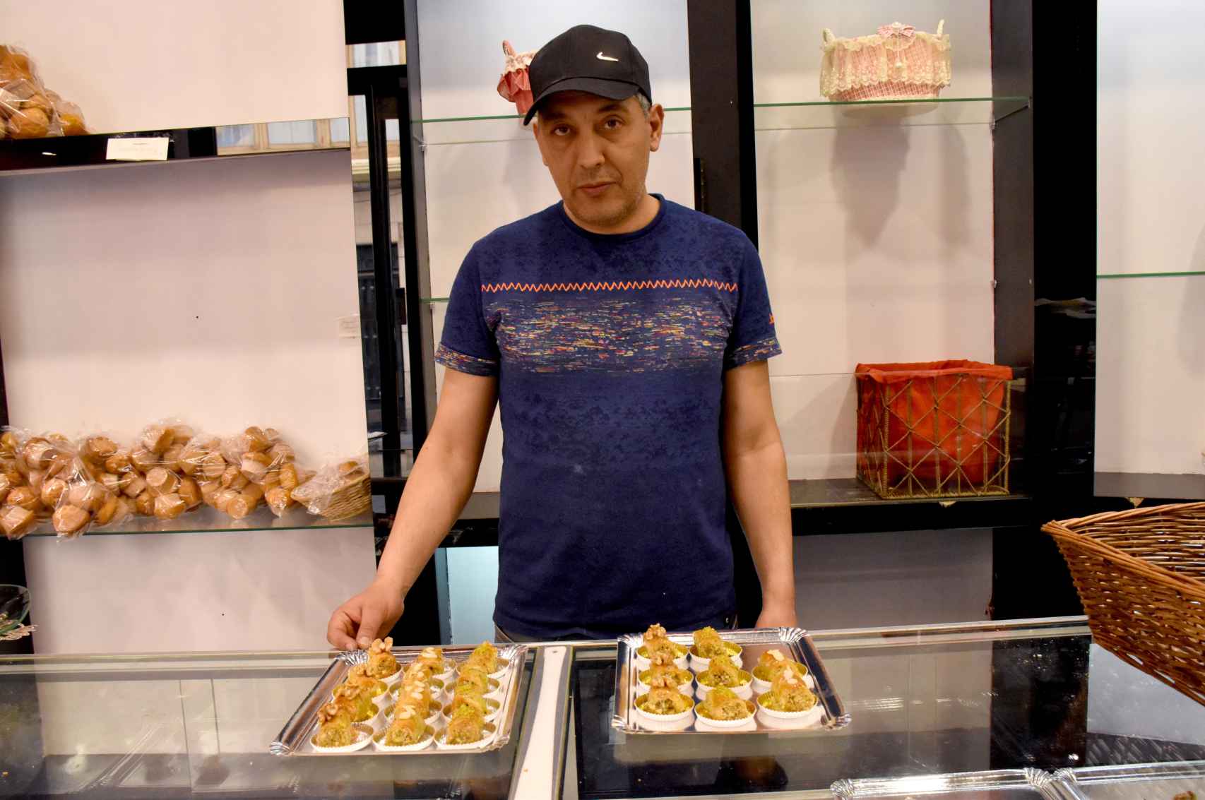 Momgi Sawan muestras sus dulces árabes que elaboran para su pastelería Jazmín