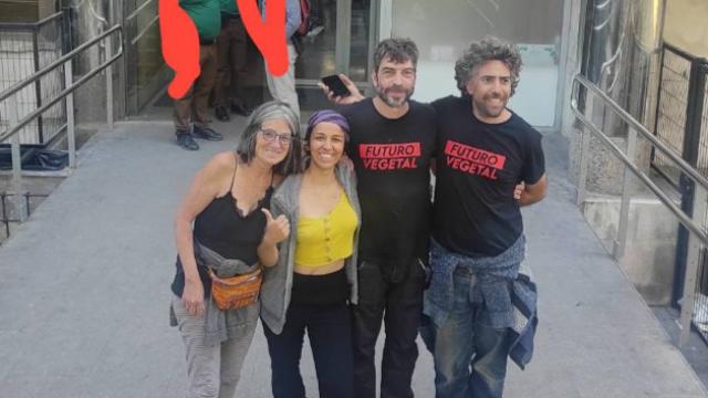 Cuatro de los cinco activistas que han quedado este miércoles en libertad.