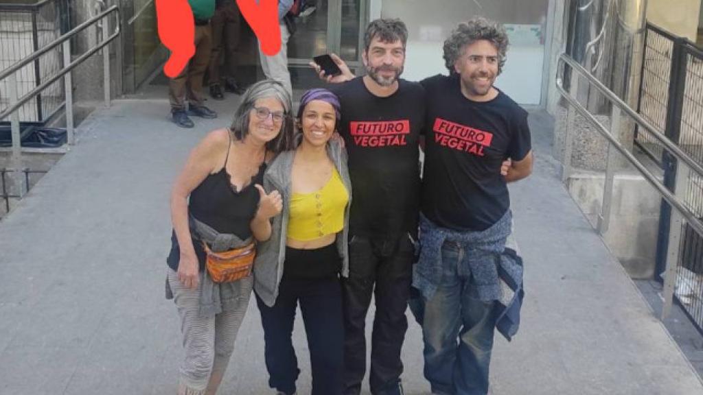 Cuatro de los cinco activistas que han quedado este miércoles en libertad.