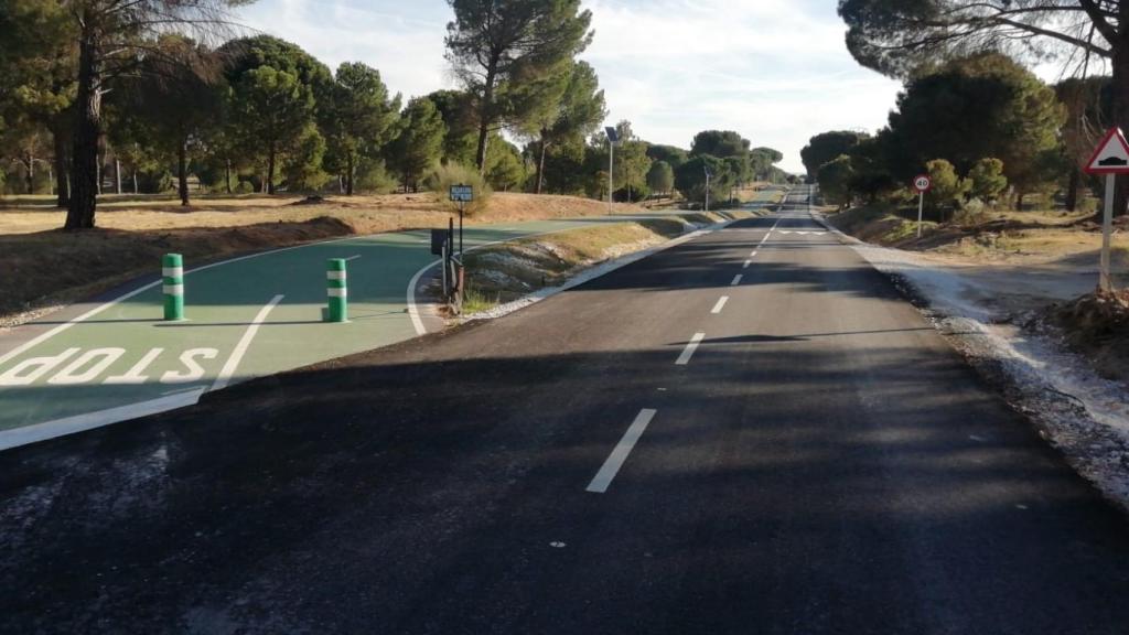 Camino de Sacedón asfaltado tras las obras y el camino verde