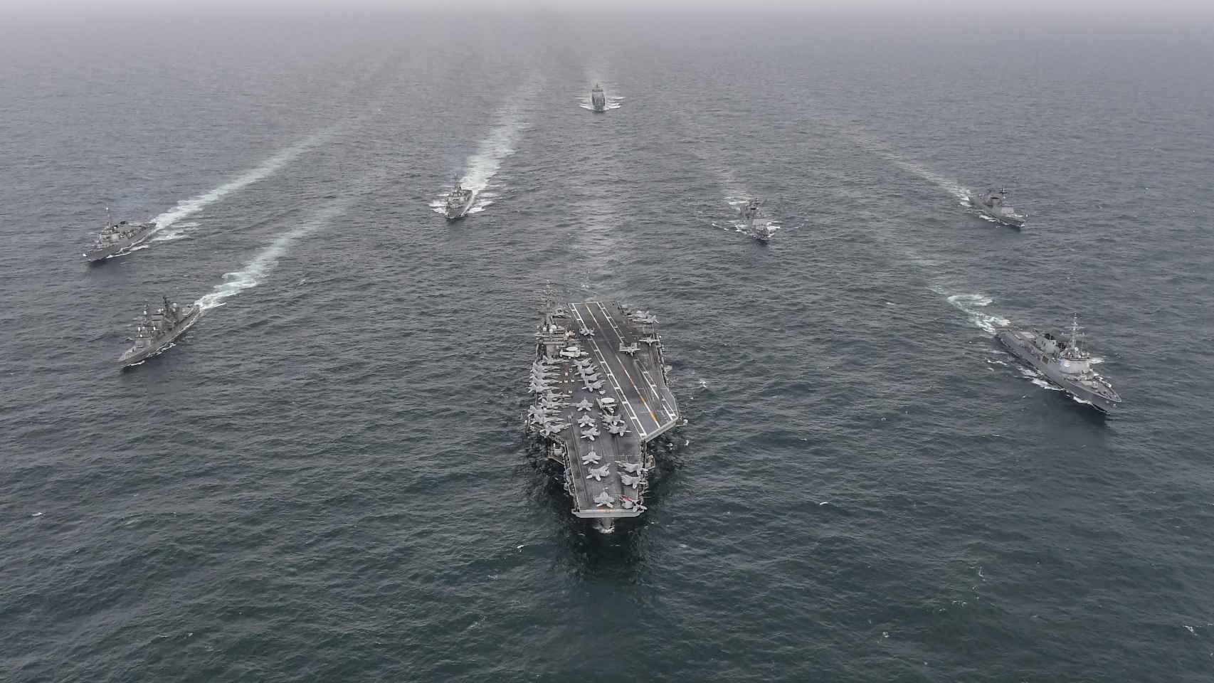 Buques surcoreanos, estadounidenses y japoneses participan en ejercicios antisubmarinos conjuntos, el 4 de abril.