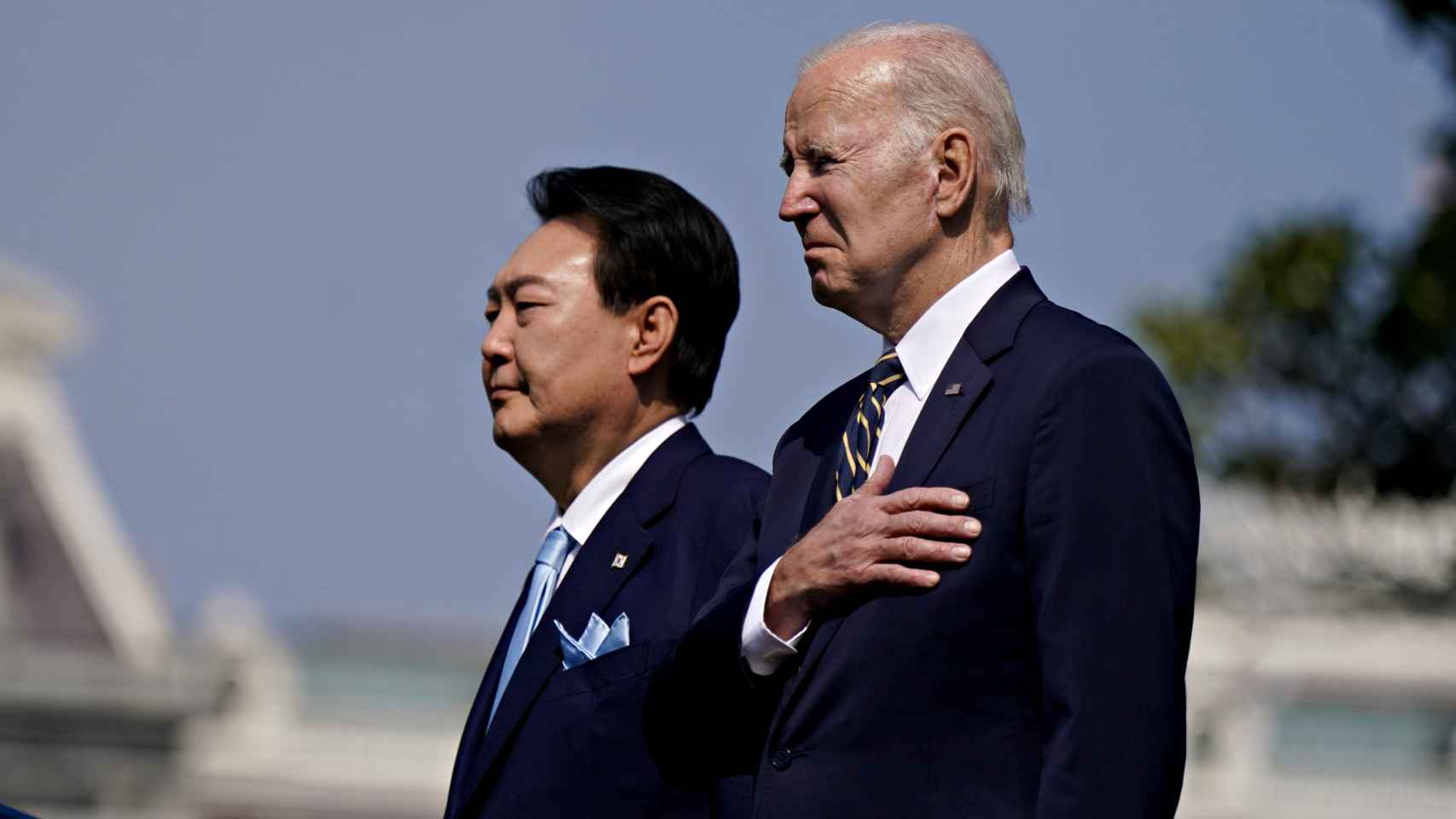 Yoon y Biden en la ceremonia de llegada del presidente surcoreano a Washington, este miércoles.