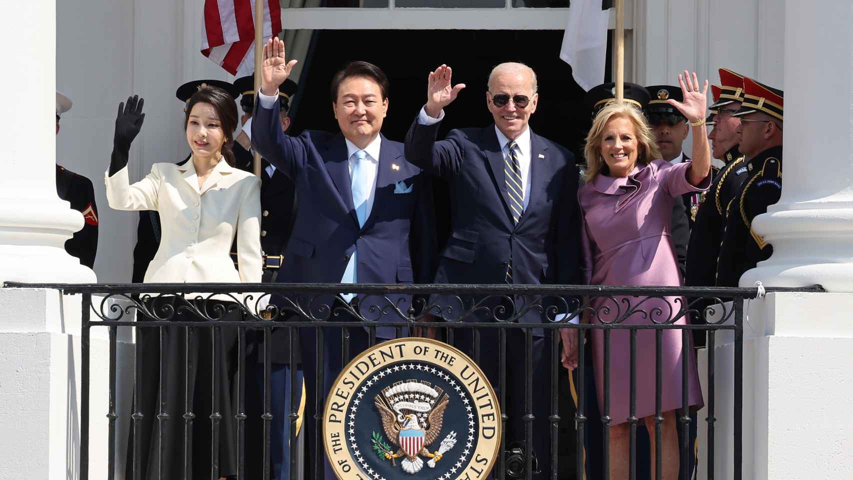Yoon, Biden y las primeras damas estadounidense y surcoreana saludan desde el Balcón Truman, este miércoles.