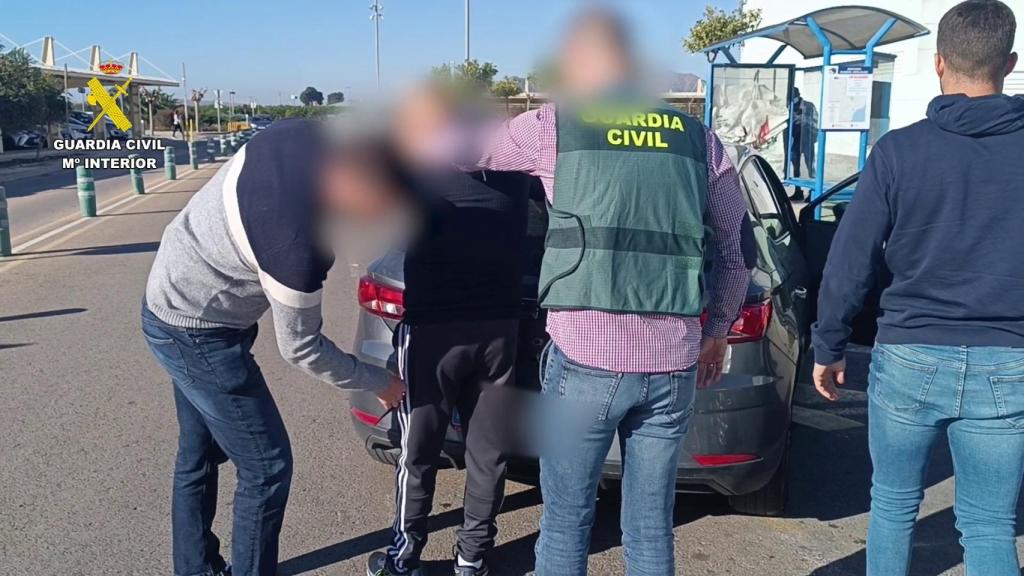 Los agentes de la Guardia Civil detinen al presunto autor de los robos.