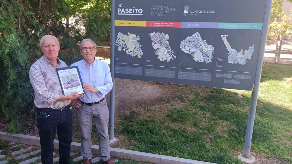 Fernando Monllor y Domingo Martínez con el cartel de la exposición 'Renacer San Vicente'.