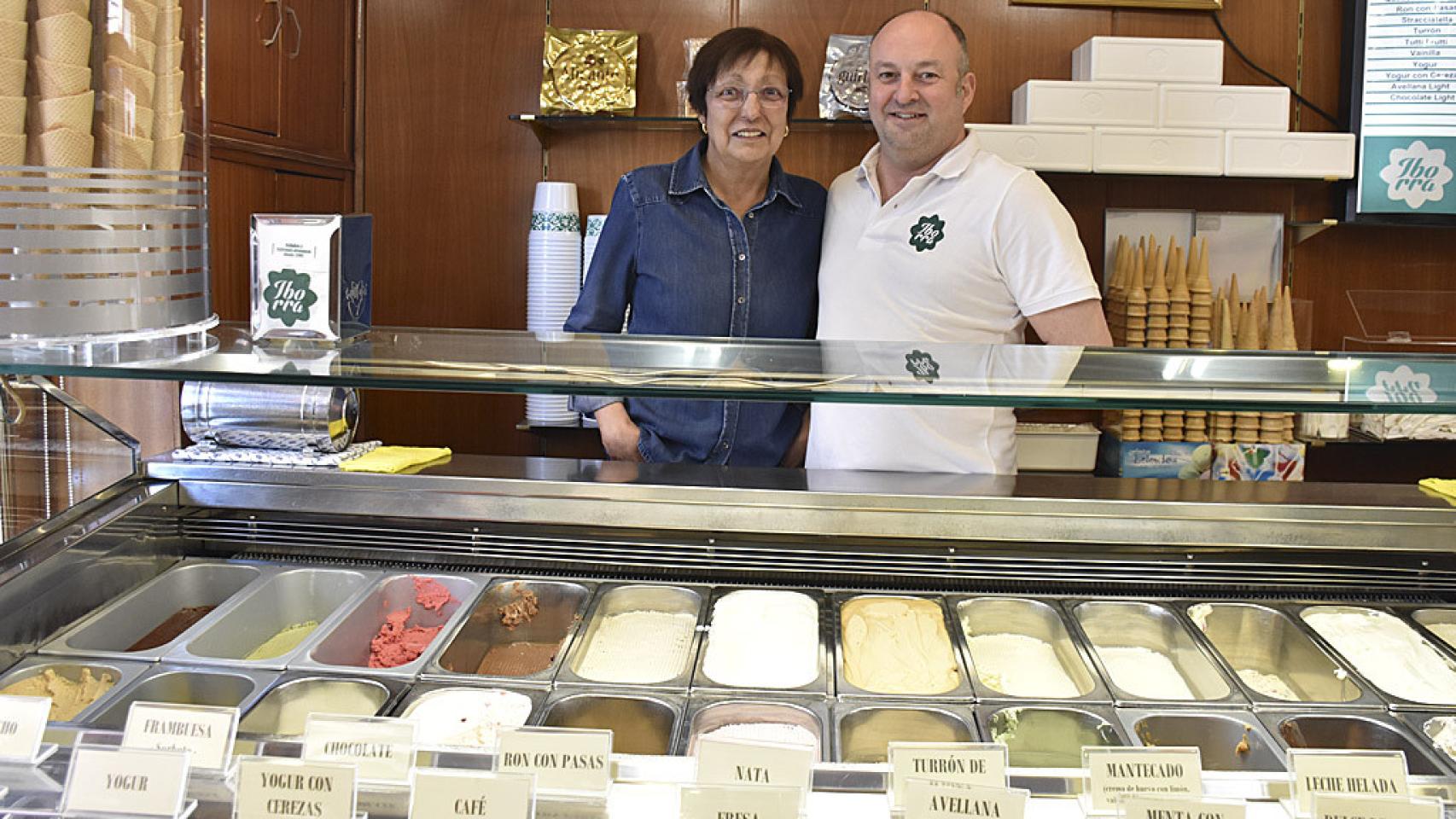 Carmen y Antonio, dos de los tres dueños de Heladería Iborra